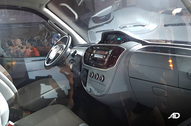 MAXUS V80 INTERIOR