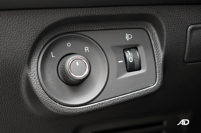 MG 5 Core Plus interior power side mirror adjuster