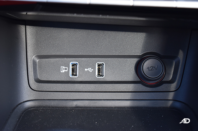 MG ZST interior USB ports
