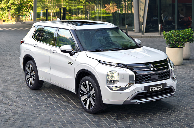 Mitsubishi Outlander PHEV Exterior 1