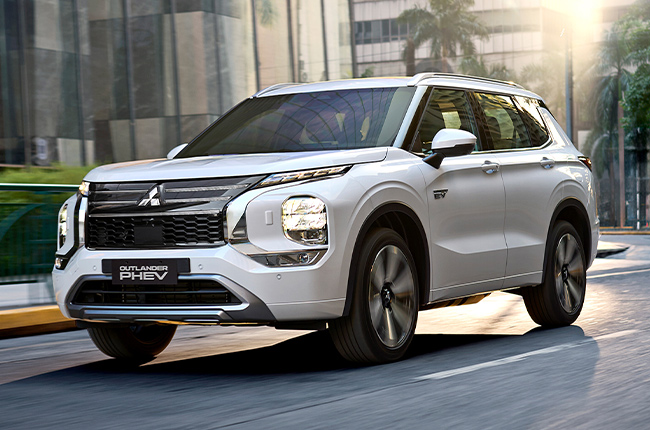 Mitsubishi Outlander PHEV Exterior Front Quarter