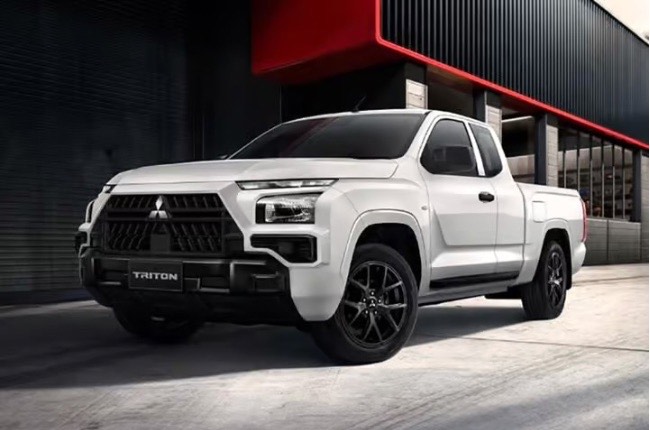 Mitsubishi Triton Street Exterior