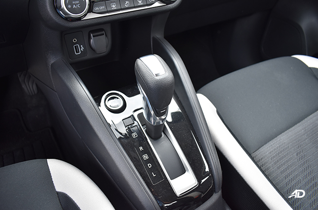 Nissan Almera interior gear shifter