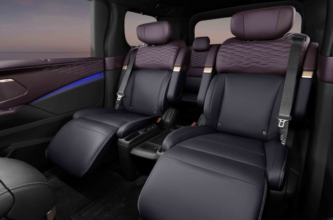 Nissan Elgrand 2nd Row