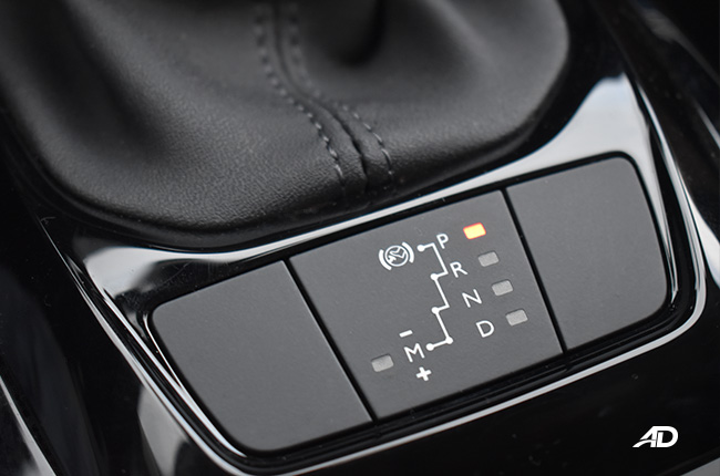 Peugeot 2008 interior gear shifter