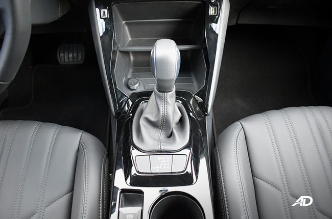 Peugeot 2008 interior gear shifter