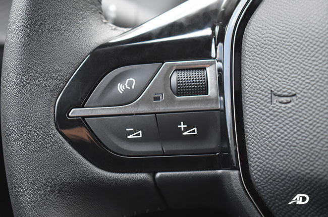 Peugeot 2008 interior infotainment controls