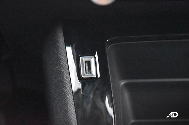 Peugeot 2008 interior USB port