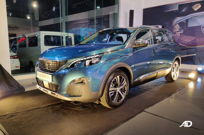 Peugeot 5008 Allure Exterior Front Quarter White Blue