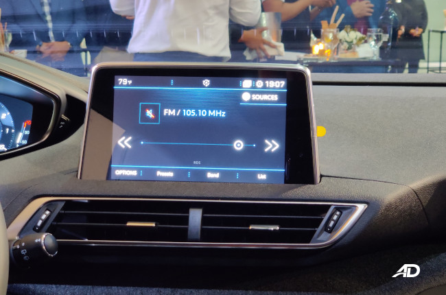 Peugeot 5008 Allure interior head unit 