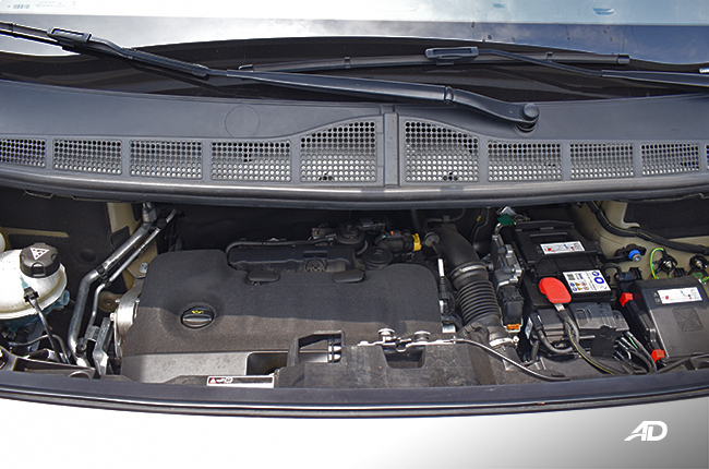 Peugeot Traveller Premium interior engine