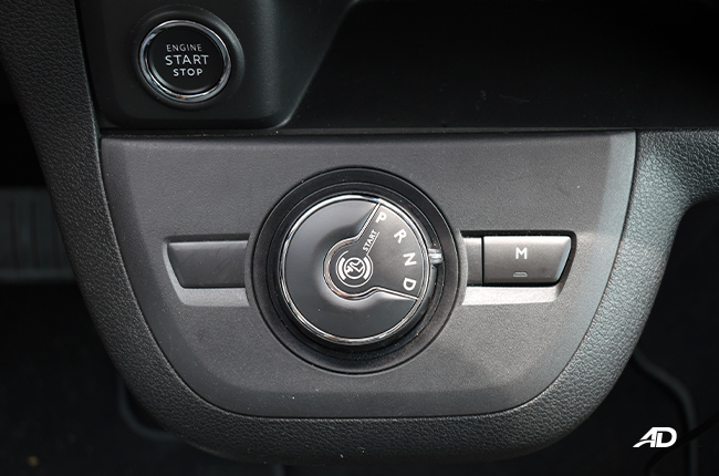 Peugeot Traveller Premium interior gearshifter