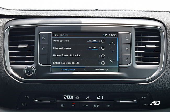 Peugeot Traveller Premium interior infotainment