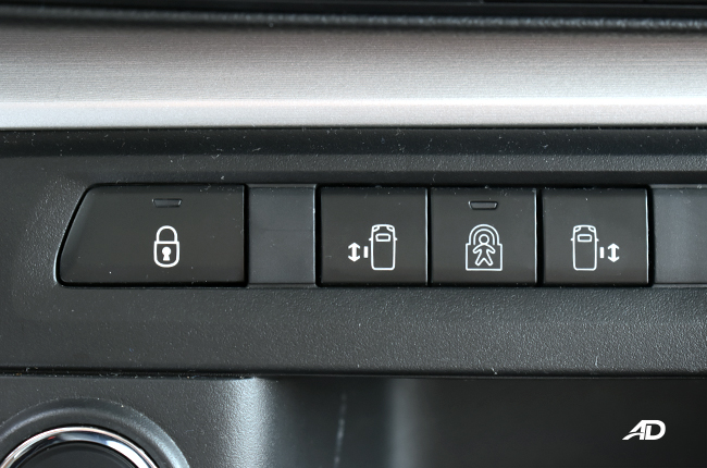 Peugeot Traveller Premium interior locks and door opener