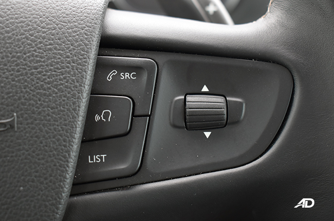 Peugeot Traveller Premium interior steering controls