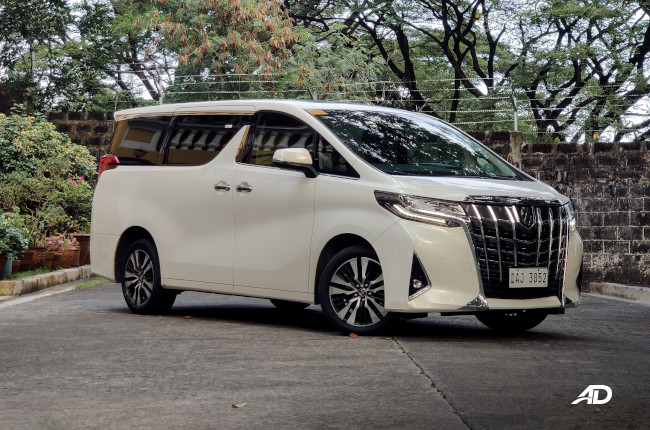 Toyota Alphard vs. Hiace Super Grandia