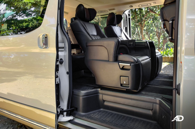 Toyota Alphard vs. Hiace Super Grandia