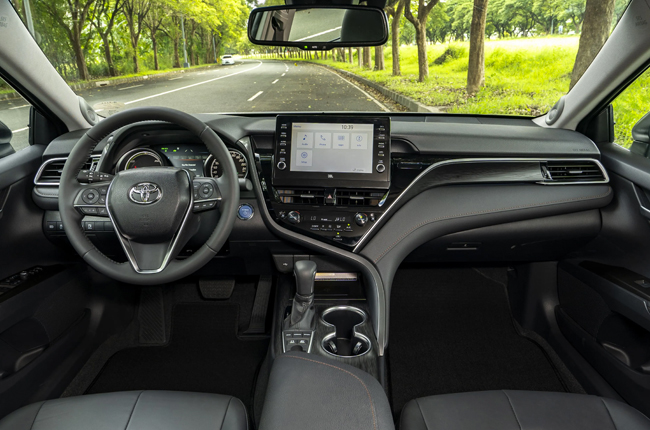 Toyota Camry HEV interior