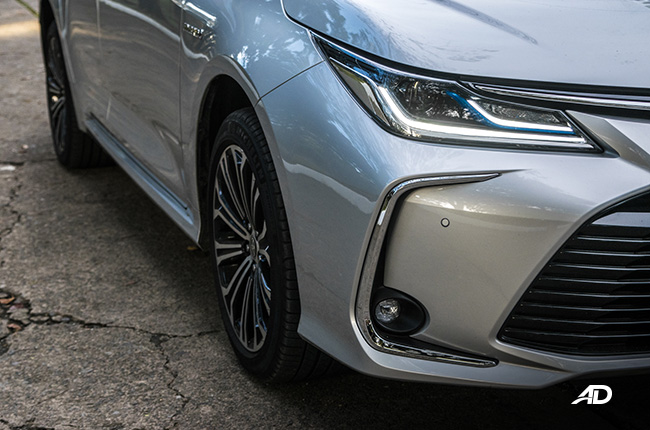 toyota corolla altis hybrid review road test headlights side exterior