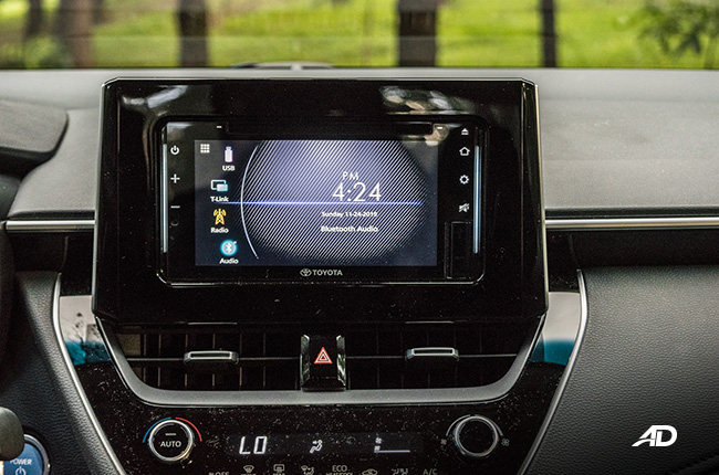 toyota corolla altis hybrid review road test infotainment touchscreen interior