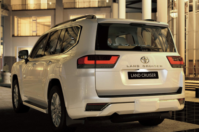 Toyota Land Cruiser 300 rear 