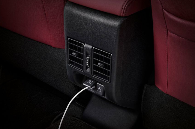 Toyota Yaris Ativ interior rear air vents