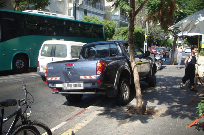 MMDA eyes to file charges against owners of illegally parked vehicles