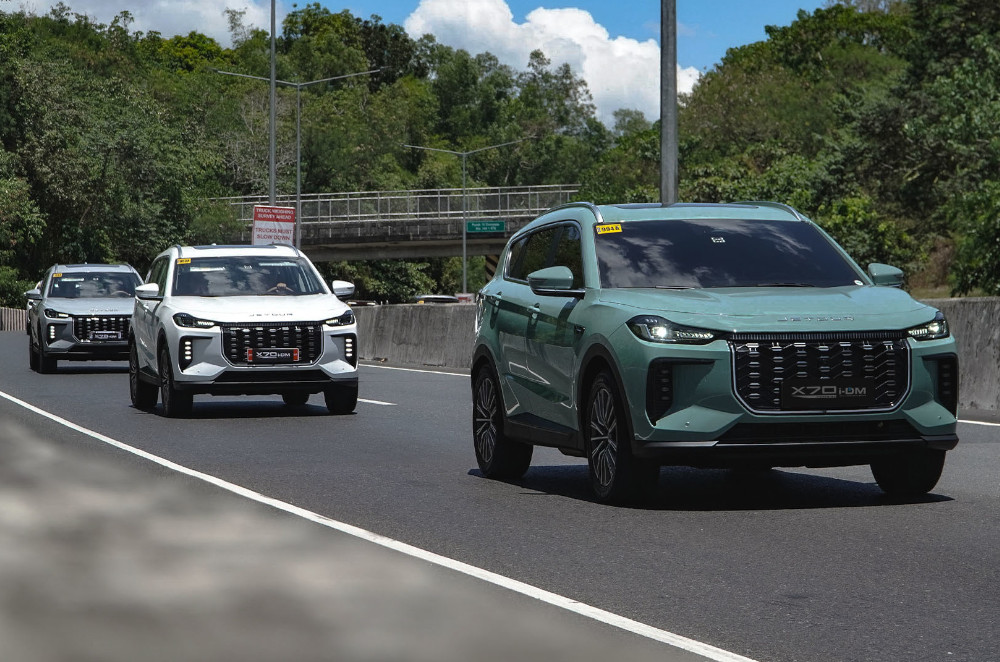 JETOUR demonstrates the capabilities of the X70 Lightning i-DM