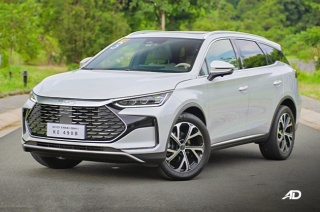 The full-size hybrid crossover uses BYD’s Super DM-i system, offering 197 hp, 315 Nm torque, and seating for seven