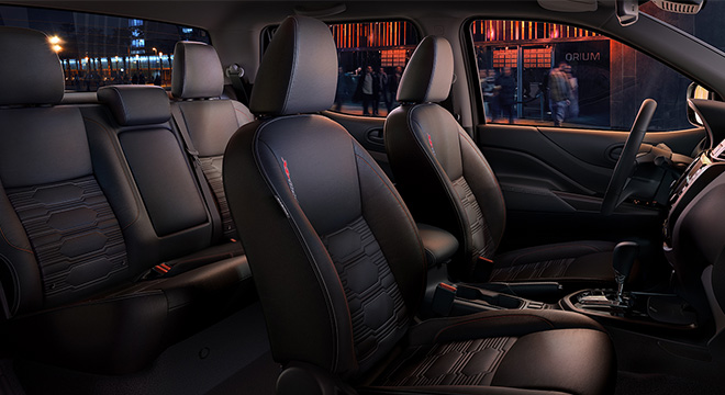 2021 Nissan Navara interior 