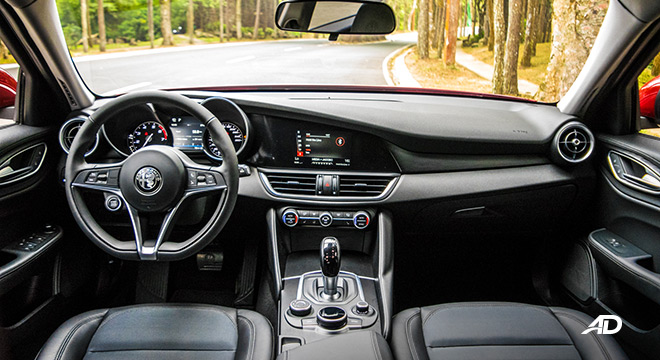Alfa Romeo Giulia interior dashboard