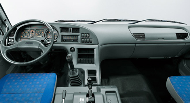 Isuzu E-Series 2018 interior