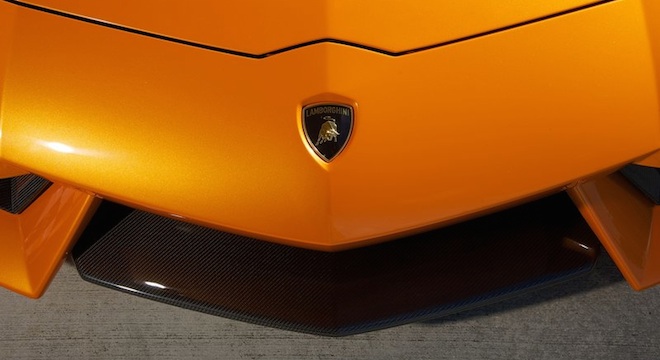 Lamborghini Aventador Roadster 2018 emblem