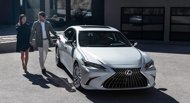 Lexus ES Premier Philippines side quarter