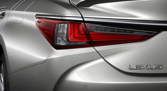 Lexus ES Premier Philippines taillight