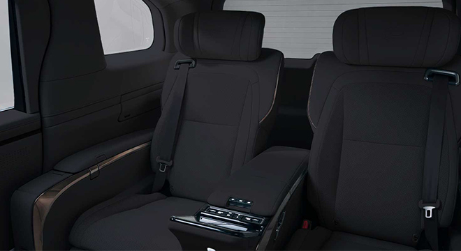 Lexus LM 350h Second Row