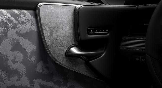 Lexus LS 500h Premier door siding