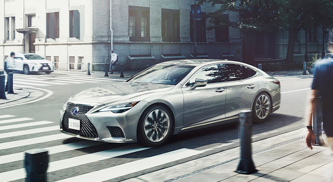 Lexus LS 500h Premier front quarter