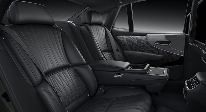 Lexus LS 500h Premier rear seats