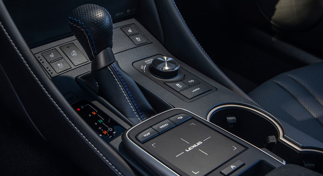 Lexus RC F 2022 gear shifter