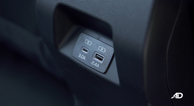 Subaru Crosstrek 2.0i-S EyeSight Rear USB Ports