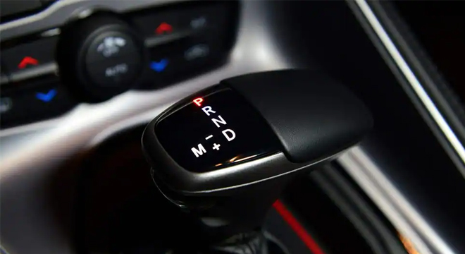 Dodge Challenger Scatpack V8 gear shifter
