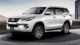 Toyota Fortuner 2.8 V Diesel 4x4 AT (White Pearl)